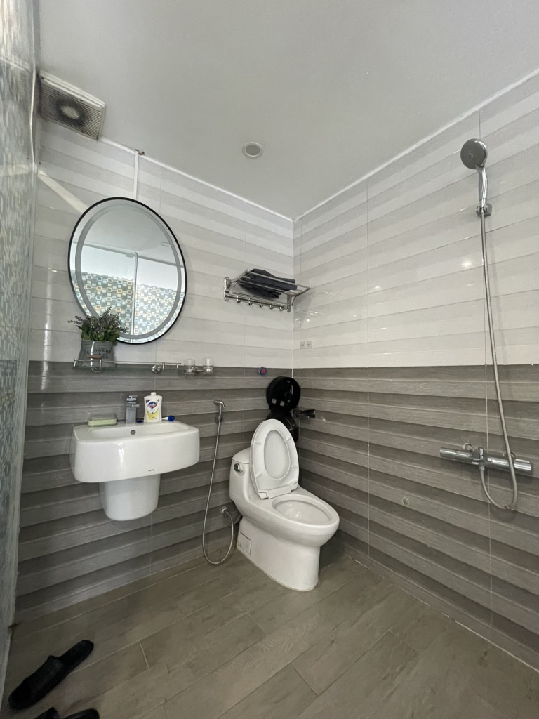 NHÀ MẶT PHỐ  HÀNG LƯỢC, NGAY NGÃ 5 ĐANG KINH DOANH HOMESTAY. GIÁ 11 ty 500