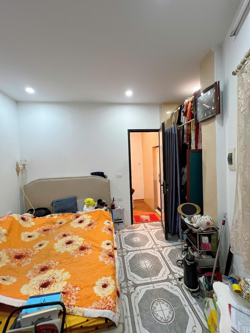 NHÀ 4 TẦNG  NGÕ PHỐ QUAN THÁNH, GIỮA LÒNG PHỐ CỔ - LÔ GÓC - 3 NHÀ RA PHỐ - Ở TUYỆT ĐỈNH - ĐỂ LẠI NỘI THẤT. - 8 TỶ 8